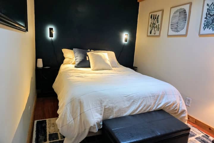 ห้องนอนใหญ่/เตียงควีนไซส์และอ่างอาบน้ำส่วนตัว
