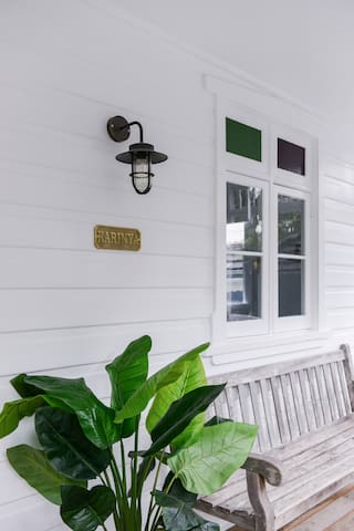 Beach Cottage in Freshwater gallery image 3