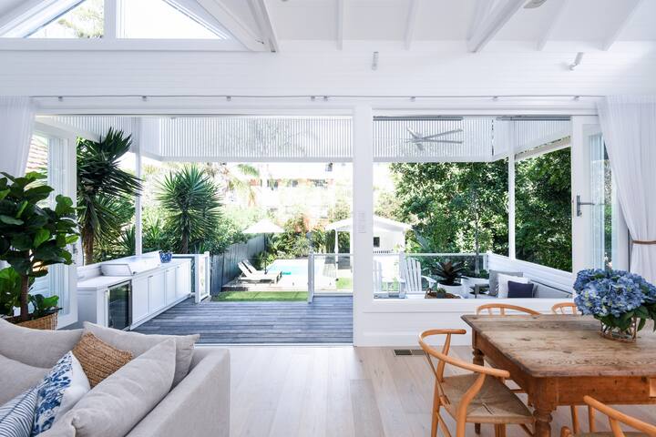 Beach Cottage in Freshwater gallery image 5