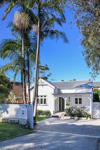 Beach Cottage in Freshwater gallery image 2