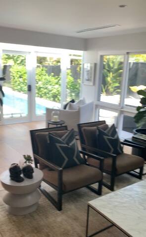 Luxury Contemporary Beachside House gallery image 5