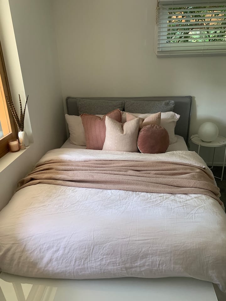 غرفة نوم تضم سرير كوين