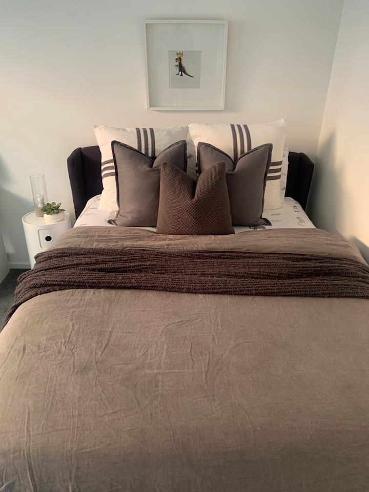 غرفة نوم تضم سرير كوين