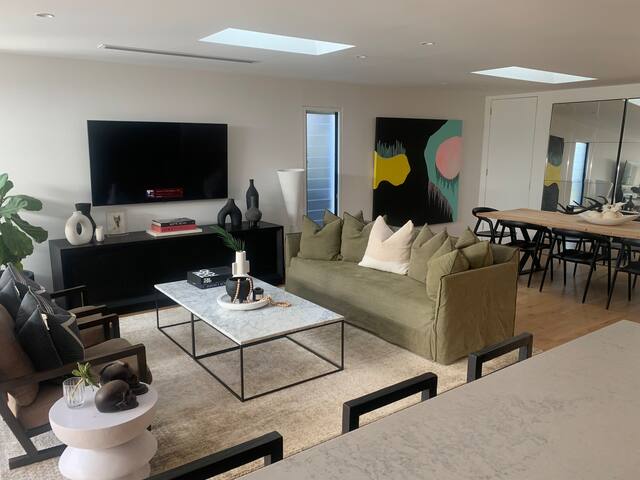 Luxury Contemporary Beachside House gallery image 3