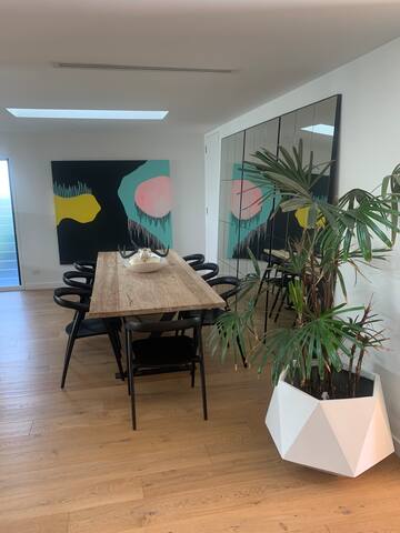 Luxury Contemporary Beachside House gallery image 4