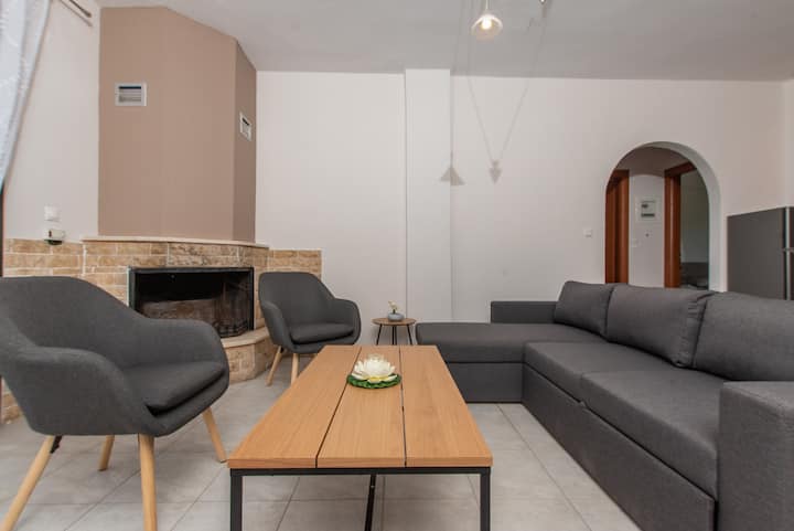 Spacious Apartment With Attic, Kryopighi - 哈爾基季基州