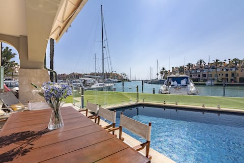 Waterside Apt in Marina area with Private Pool