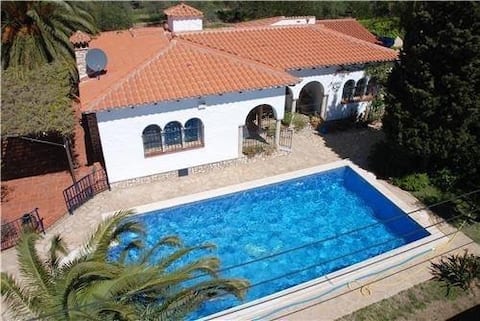 Top Airbnb: Mediterranean Getaway - 5 Bedroom Villa en Mont Roig Del Camp