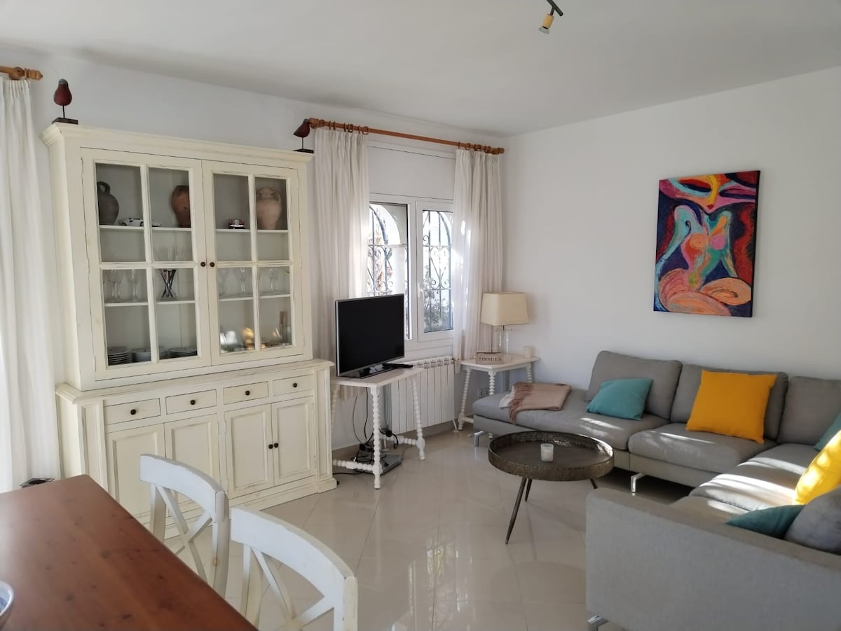 Top Airbnb: Mediterranean Getaway - 5 Bedroom Villa a Mont Roig Del Camp