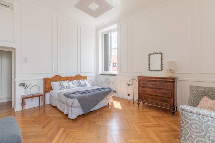 iFlat | Unforgettable in front of Colosseum gallery image 3