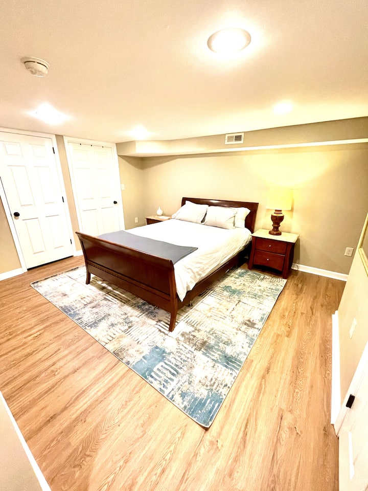 Velika, udobna spavaća soba s bračnim krevetom