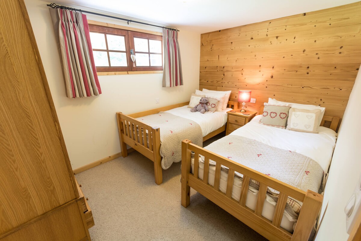 2 единечни кревета и гардероба. Ја дели бањата со спална соба 4.