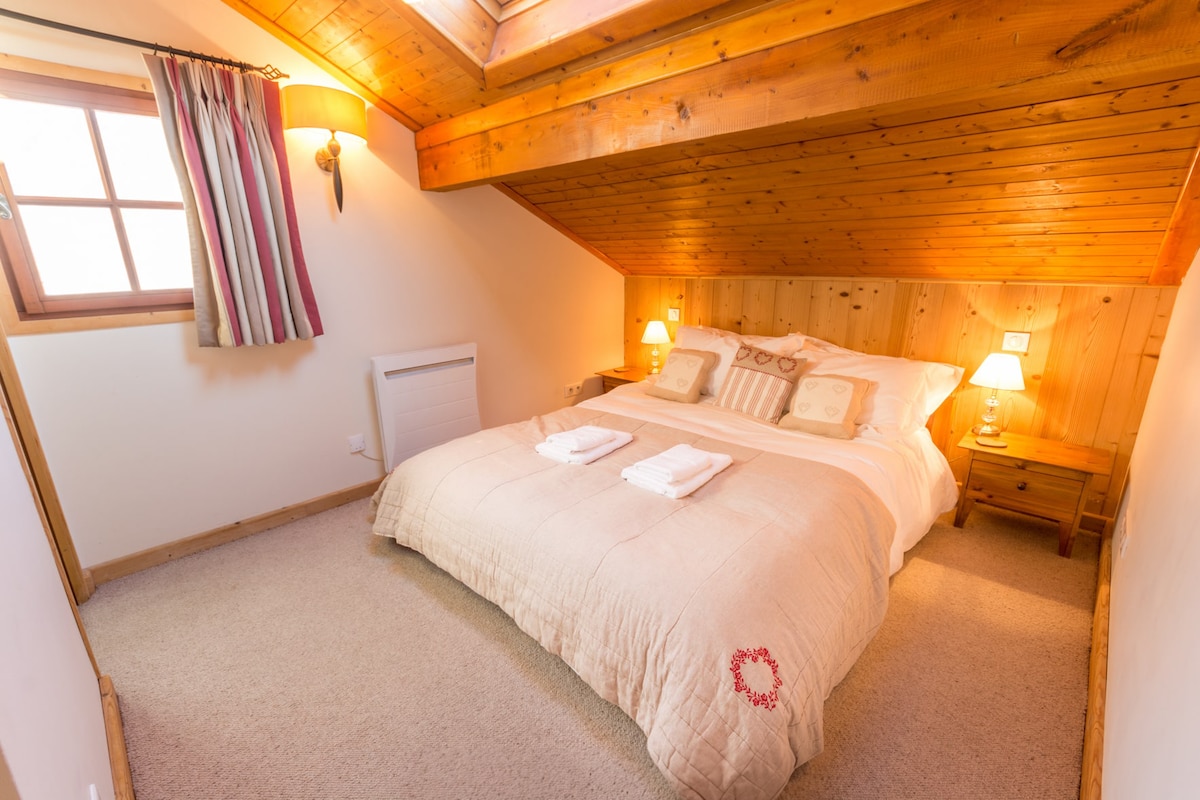 Самостојна соба со брачен кревет (широк 150-179 см) и гардероба.