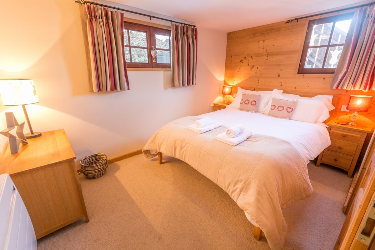 Брачен кревет (широк 150-179 см), голема гардероба и фиоки. Ја дели бањата со спална соба 5.