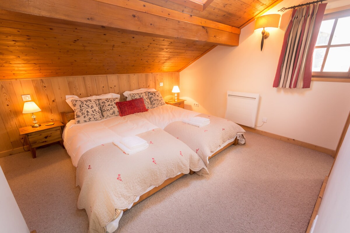 Самостојна соба со 2 x единечни кревети и гардероба.