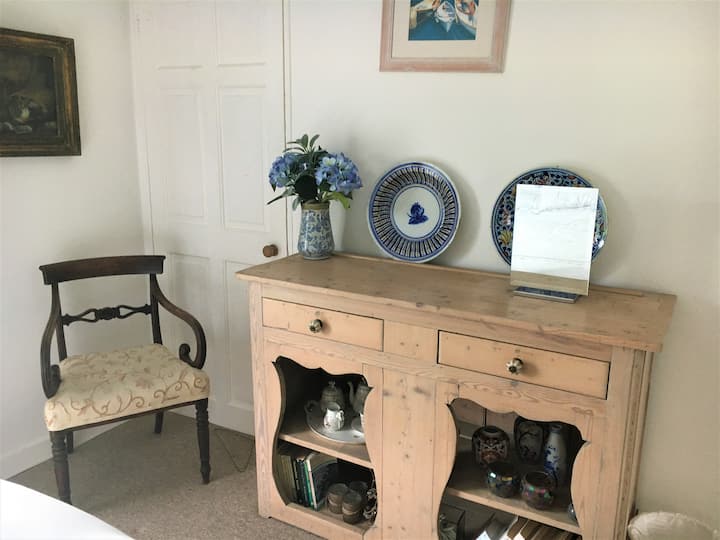  La chambre principale dispose d'une armoire équipée.