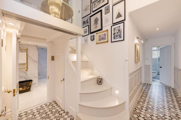 Exceptional Notting Hill home gallery image 4