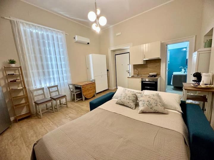 سرير أريكة يتسع لنوم شخصين/مزدوجين متاحين في غرفة المعيشة في المطبخ