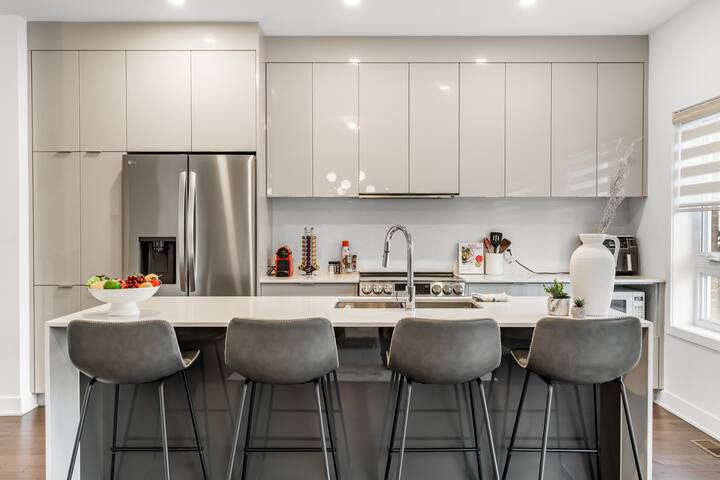 5 King Beds, 1 Queen, Modern Luxury, Free Parking gallery image 4