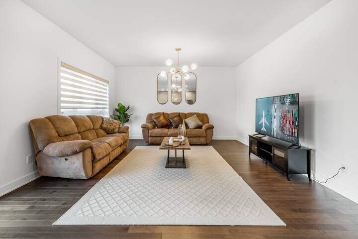 5 King Beds, 1 Queen, Modern Luxury, Free Parking gallery image 2