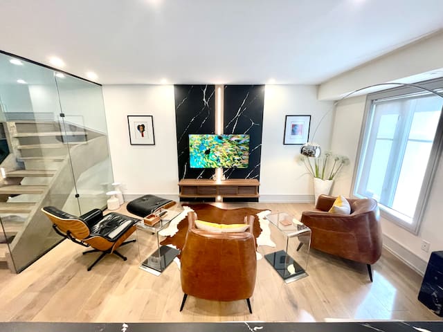 Cozy Home in Downtown Toronto w Parking & Terrace