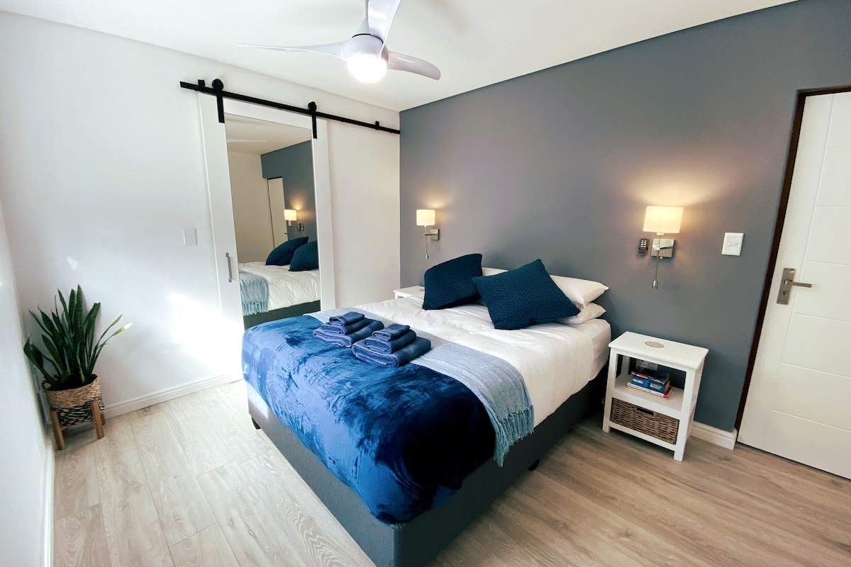 Gezellige slaapkamer met een comfortabel queen extra lang bed, met een eigen badkamer.