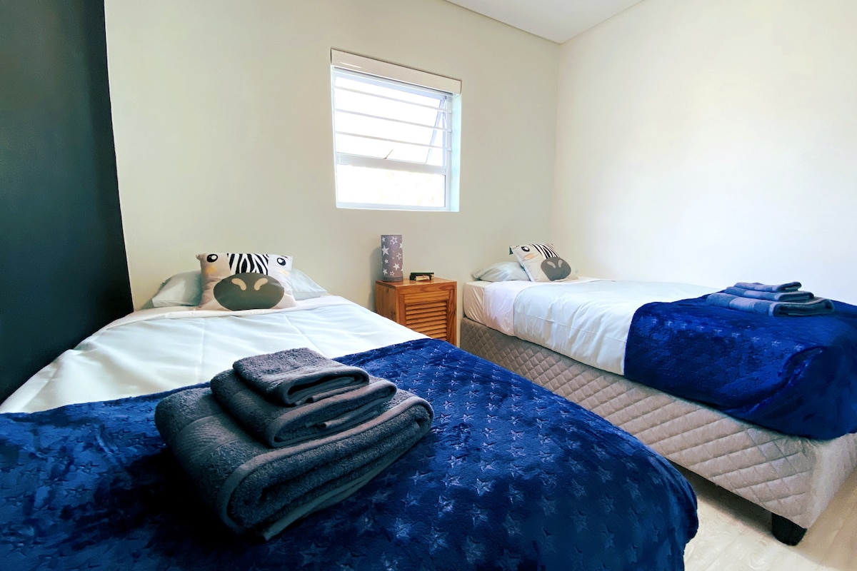 Lichte kinderslaapkamer met veel kastruimte en een nachtlampje