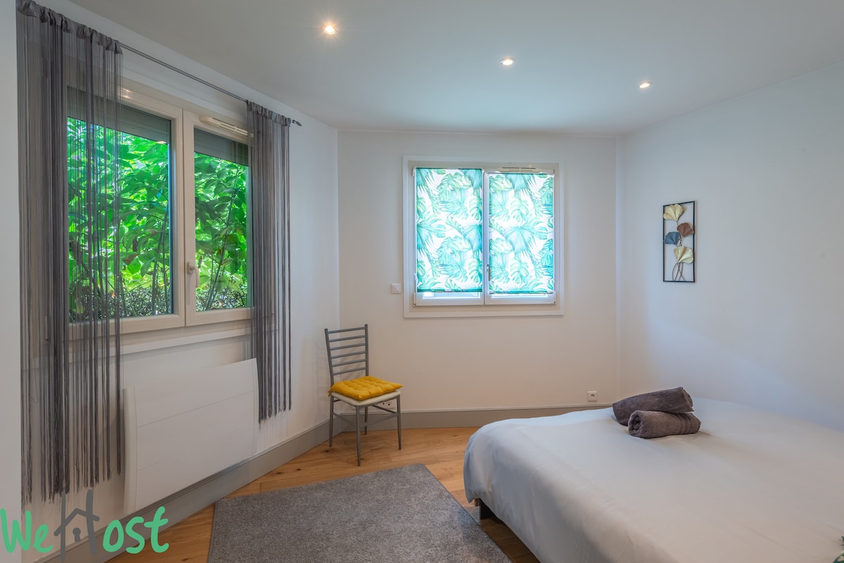 Спалня N*1, много просторна с голям килер за съхранение.