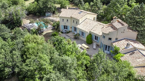 Large house overlooking Mt Ventoux