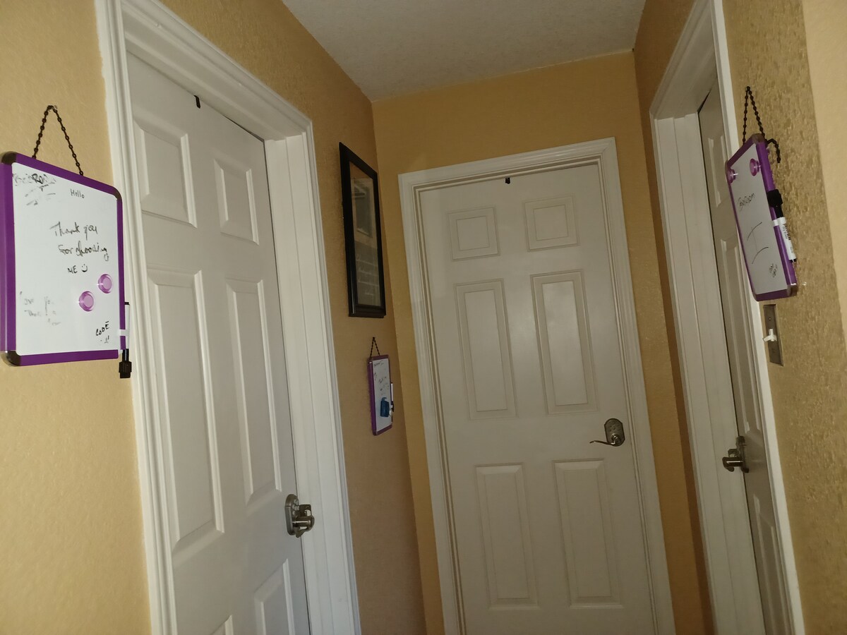 通往3间卧室的二楼大厅。 每间卧室都有自己的安全
安全和舒适性的门禁密码