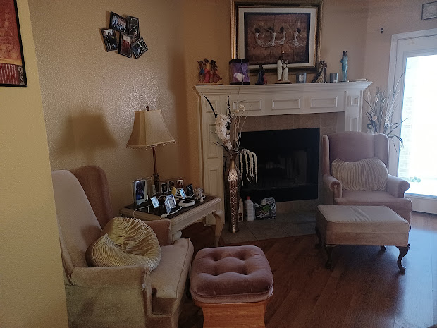 房子里最受欢迎的地方。 一楼有一间装饰精美的正式客厅，既放松又宁静。