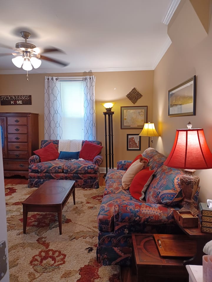 Chumba cha Tennessee chenye rangi nyingi kina fanicha za starehe, za zamani za katikati ya karne ambazo zinajumuisha kitanda cha sofa cha kuvuta na mwangaza wa kutosha kwa ajili ya kukunja na kitabu kizuri, kikombe cha chai au kahawa, au kutazama kipindi unachokipenda kwenye televisheni yetu mahiri ya "50".