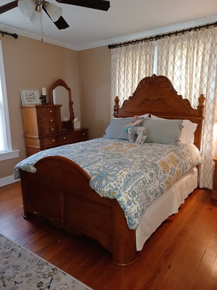 Chumba cha Columbia chenye jua kina kitanda kizuri cha ukubwa wa malkia na ubatili mzuri. Matandiko ya hali ya juu huboresha ukaaji wako.