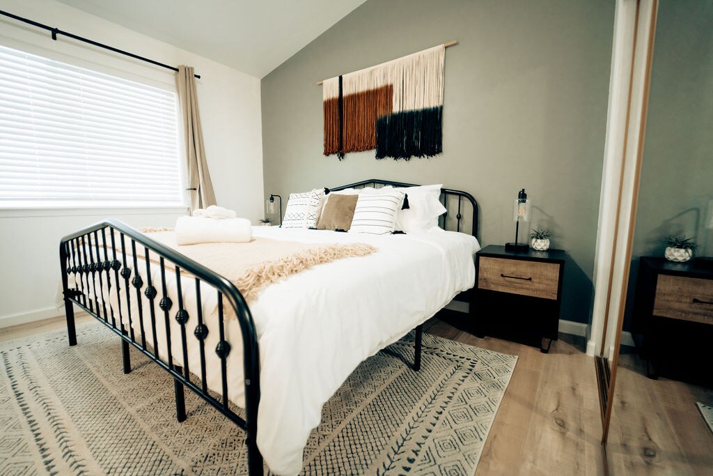 Glavna spavaća soba – apartman s velikim bračnim krevetom

– udoban bračni krevet (king size)

- Zavjese za zamračivanje

- Smart TV

– Komoda + ormar

– Jednostavan i umirujući dizajn

Savršeno za roditelje, parove ili svakoga tko želi udobnost kao u hotelu.