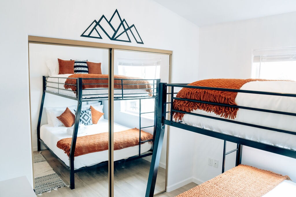 Spavaća soba 2 – obiteljska soba s krevetima na kat

– Krevet na kat s bračnim krevetom (dovoljno velik za odrasle – rijetkost!)

– udobna posteljina

- Smart TV

– idealno za djecu, tinejdžere ili manje grupe

Ova je soba jedna od najpopularnijih među obiteljima koje borave kod nas.