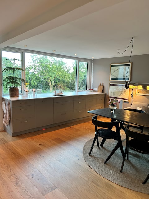 Villa ved strand og by