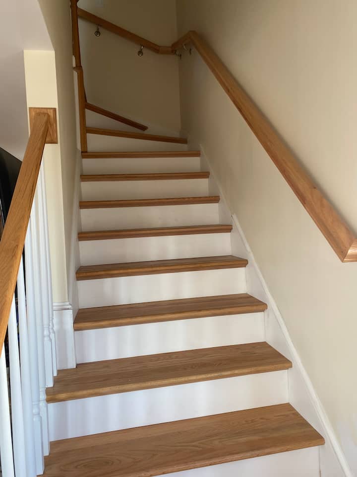 Escalera de madera desde el salón hasta el dormitorio y el baño de arriba. 