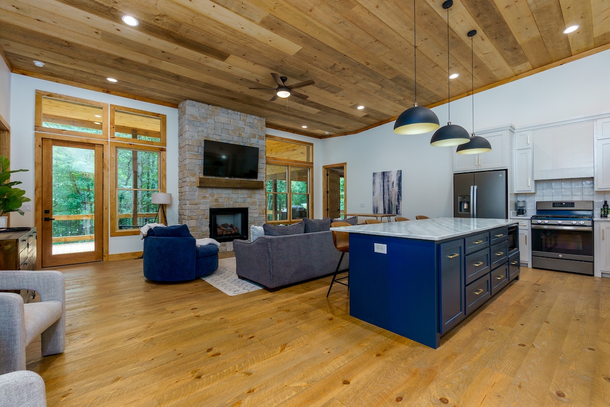 Top performing Airbnb: Cabin | hot tub, 2 king bed suites, 2 fireplaces in Mc Caysville