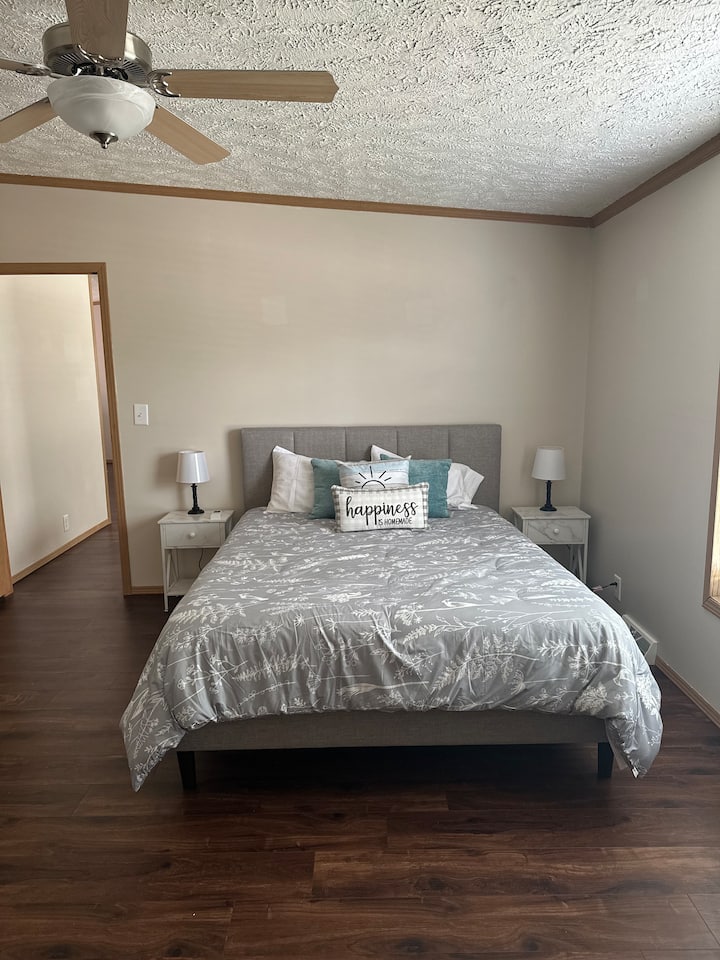 غرفة النوم الرئيسية بسرير كوين وتلفزيون ذكي