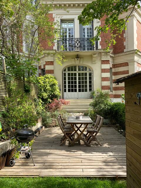 Lovely garden accommodation near Paris