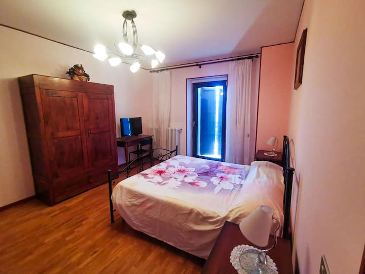 غرفة النوم المزدوجة مع التلفزيون!