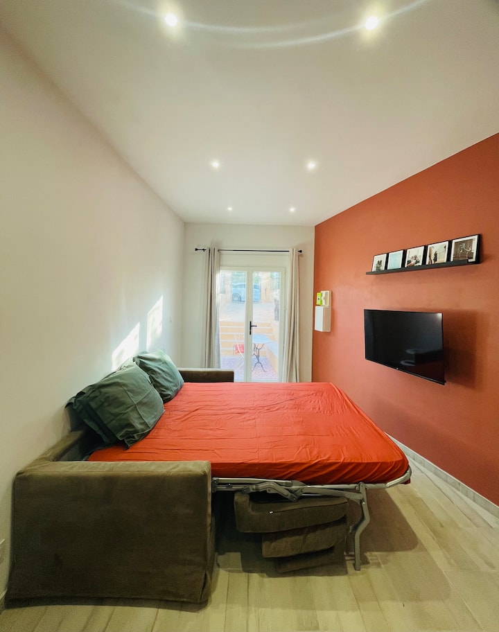 Sebule/jiko (kwenye ghorofa ya chini).
Sofa inageuka kuwa kitanda halisi cha 160 kwa sentimita 200