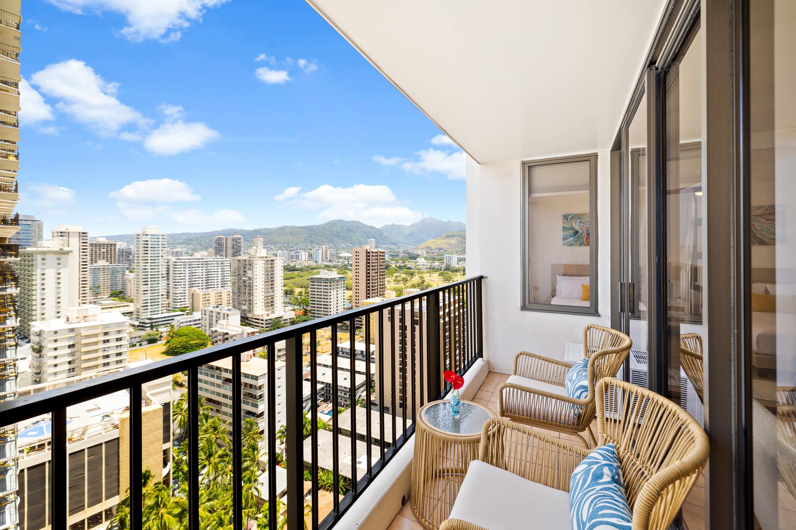 Condo in Honolulu · ★4.88 · 1 bedroom · 3 beds · 1 private bath - Image 23