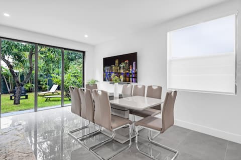 Paraiso House 10 Ppl with Pool & Parking!