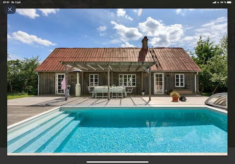 Charming Skåne farmhouse with heated pool and boules court