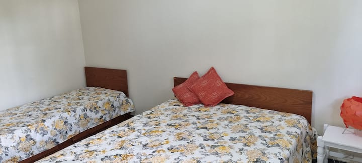 Спалня 1 ( самостоятелна) 1 двойно легло и 1 единично легло.