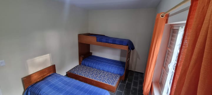 Спалня 2 с 4 легла, 1 двуетажно легло, 1 легло и 1 двойно легло