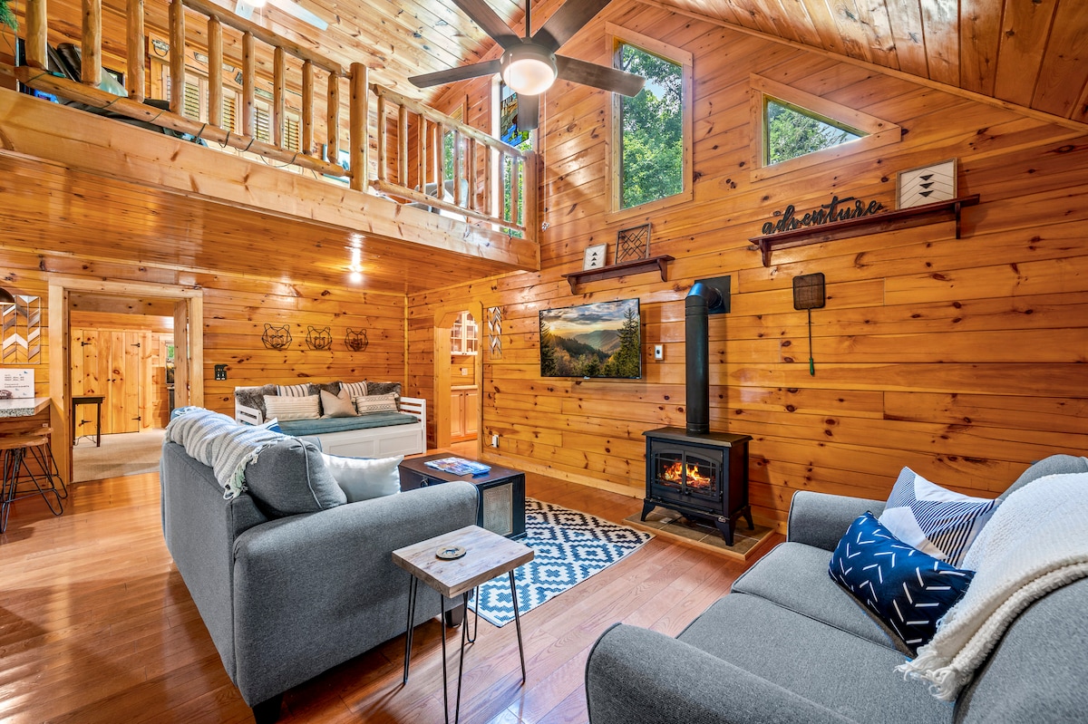 Peaceful 3BR GBurg w/Hot Tub + Fireplace* Privacy!