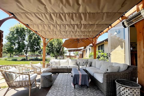 Pool, hot tub, disco balls, sauna. Wine Country!