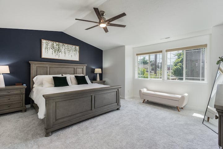 Enorme camera da letto matrimoniale con un letto king-size incredibilmente comodo